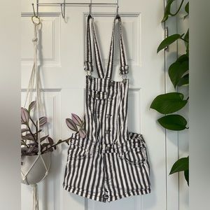 H&M stripped overall shorts, size US 2, black&white denim, *never worn before*.